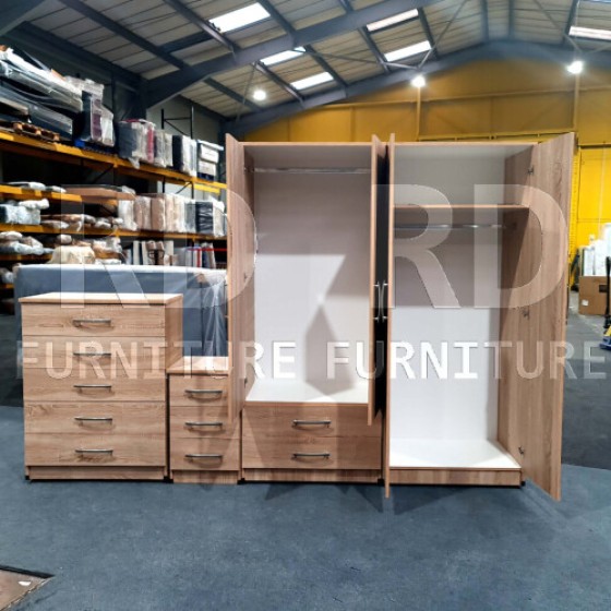 Set tiga potong yang sudah dirakit, termasuk lemari pakaian empat pintu dengan dua laci cermin, lemari lima laci, dan meja samping tempat tidur set (Bahan Kayu Oak).